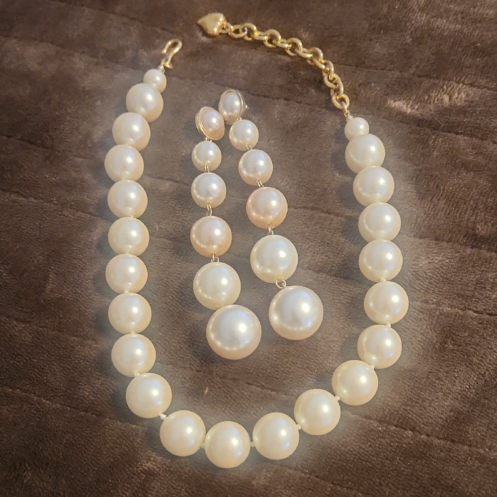 Classic Pearl Necklace and Drop Earrings Set - Cream Pearlescent